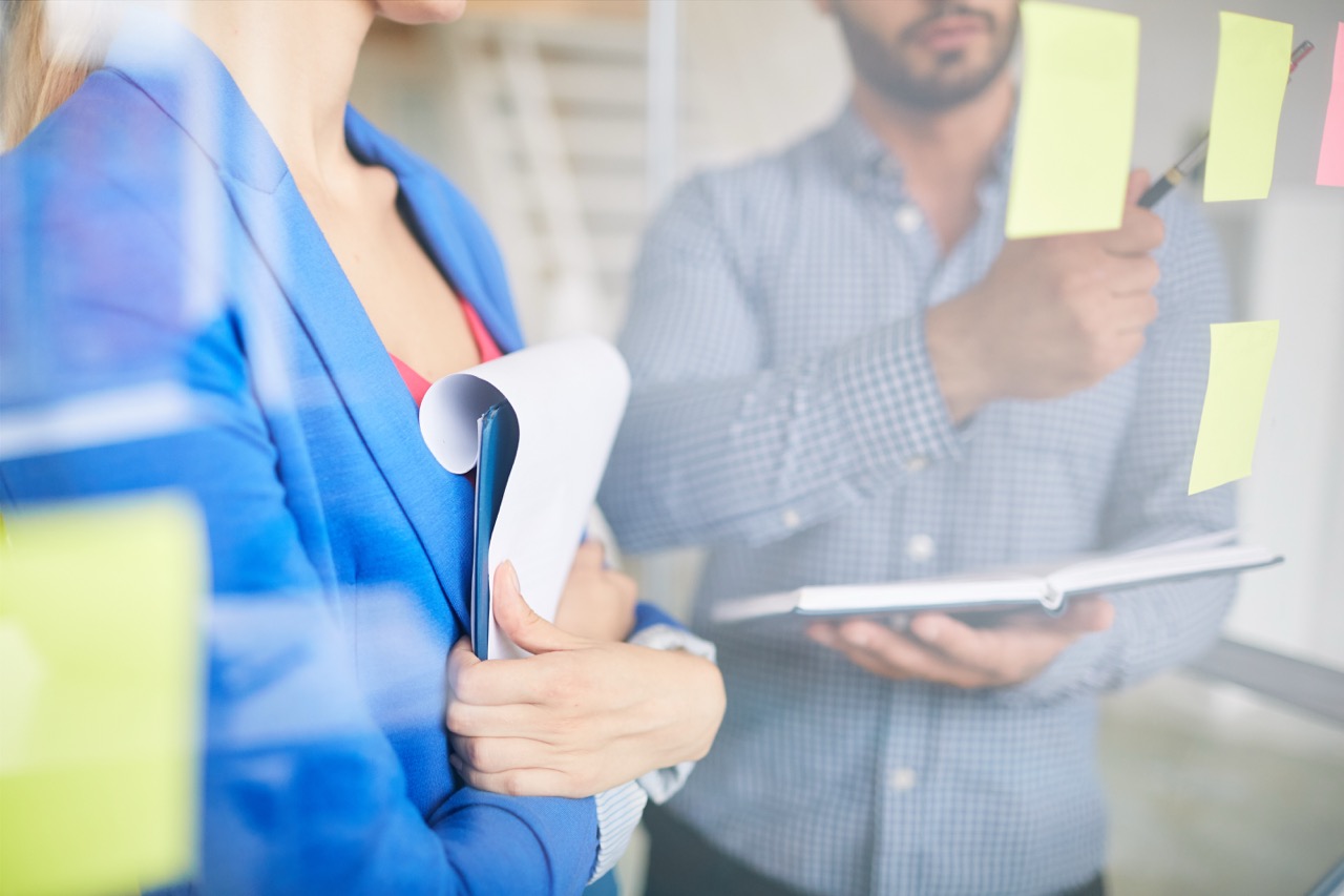 Equipo profesional colaborando en una sesión estratégica